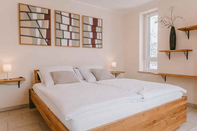 gut-mischenried-ferienwohnung-buche-schlafzimmer-mobil